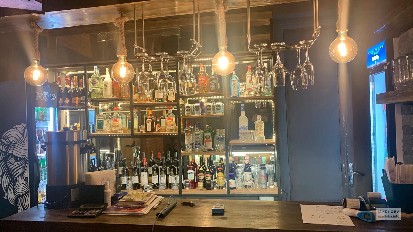 Барная стойка в Cafe Top shelf lounge