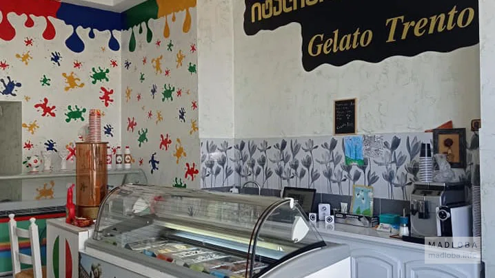 кафе-мороженое «Gelato Trento» холодильник с мороженым