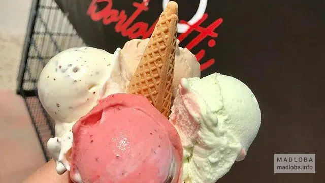 кафе «Gelato Trento» мороженое в рожке шарики ассорти