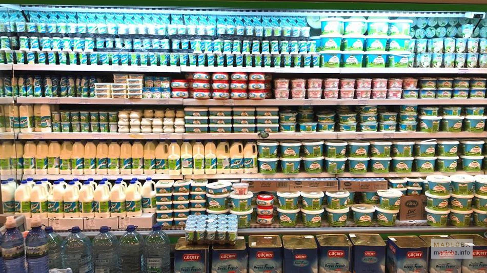 Полки с продуктами в магазине оптовой торговли Турса
