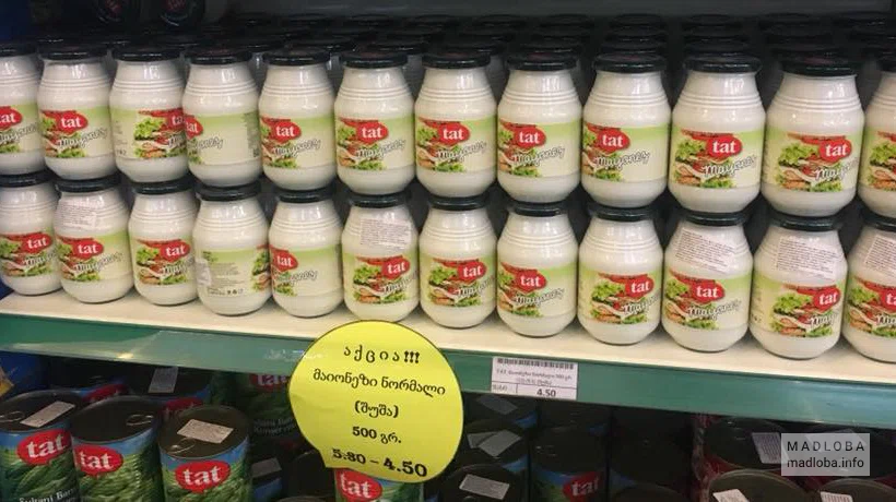 Консервированные продукты в магазине оптовой торговли Турса