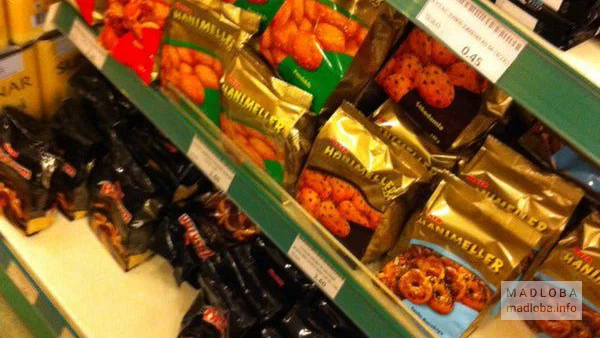Продукты на полках магазина Турса в Грузии