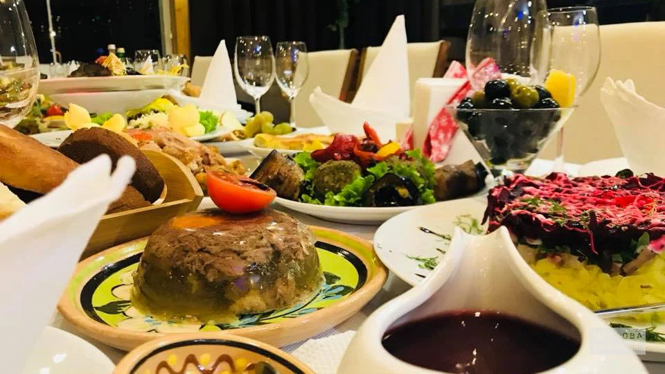 Блюда украинской кухни в ресторане Украиночка