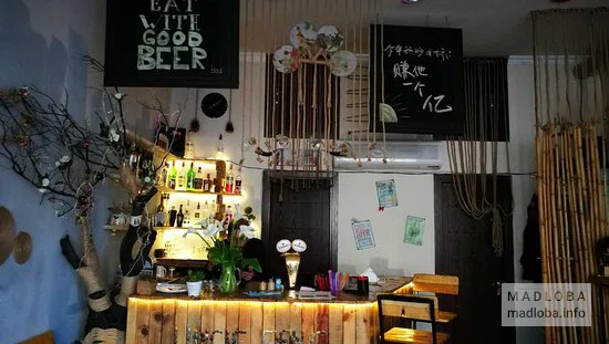 Атмосфера в баре Uncle Feng's