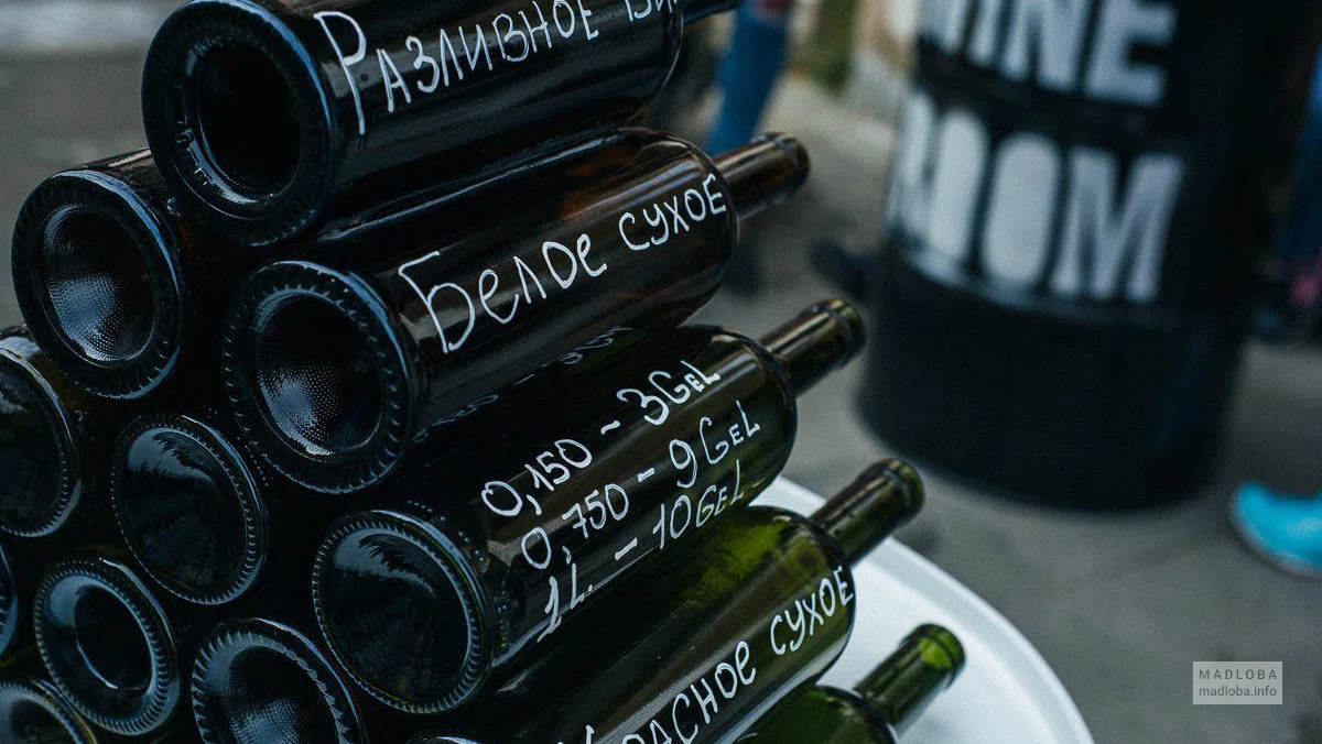 Пирамида из бутылок вина в Wine Room Batumi