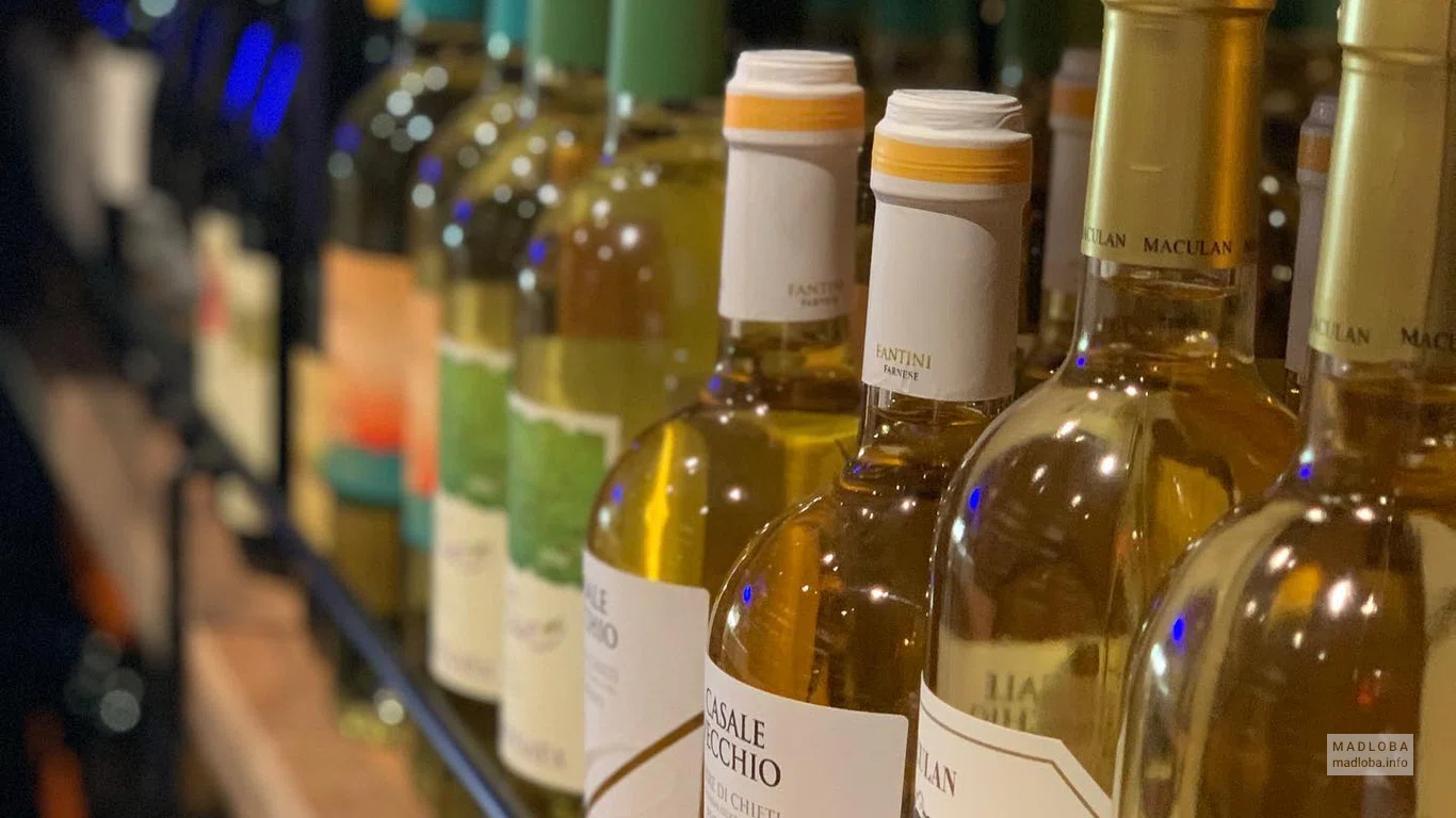 Белое вино в Wine Room Batumi