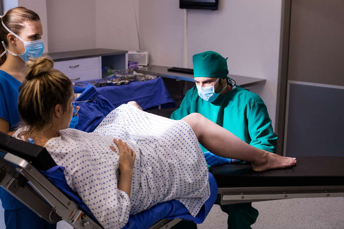 врач проводит процедуру эко в медицинском центре.jpg