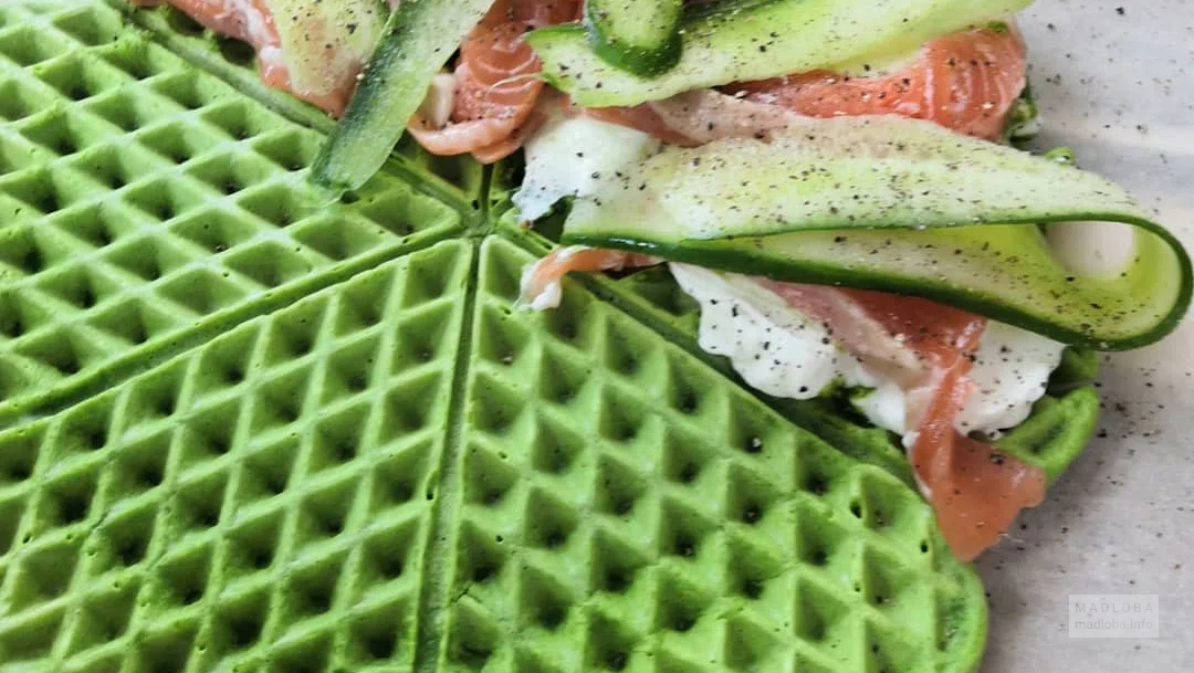 Блюдо с вафлями в кафе Waffle Heart