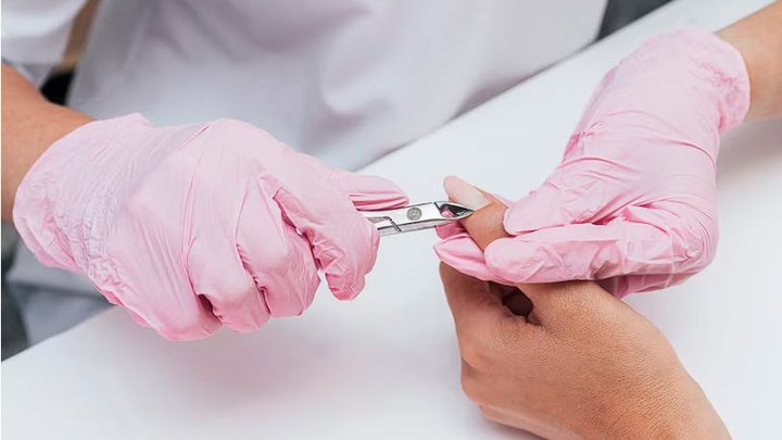 Where I can get manicure services using shellac