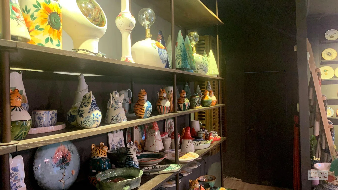 Сувениры в магазине White Studio