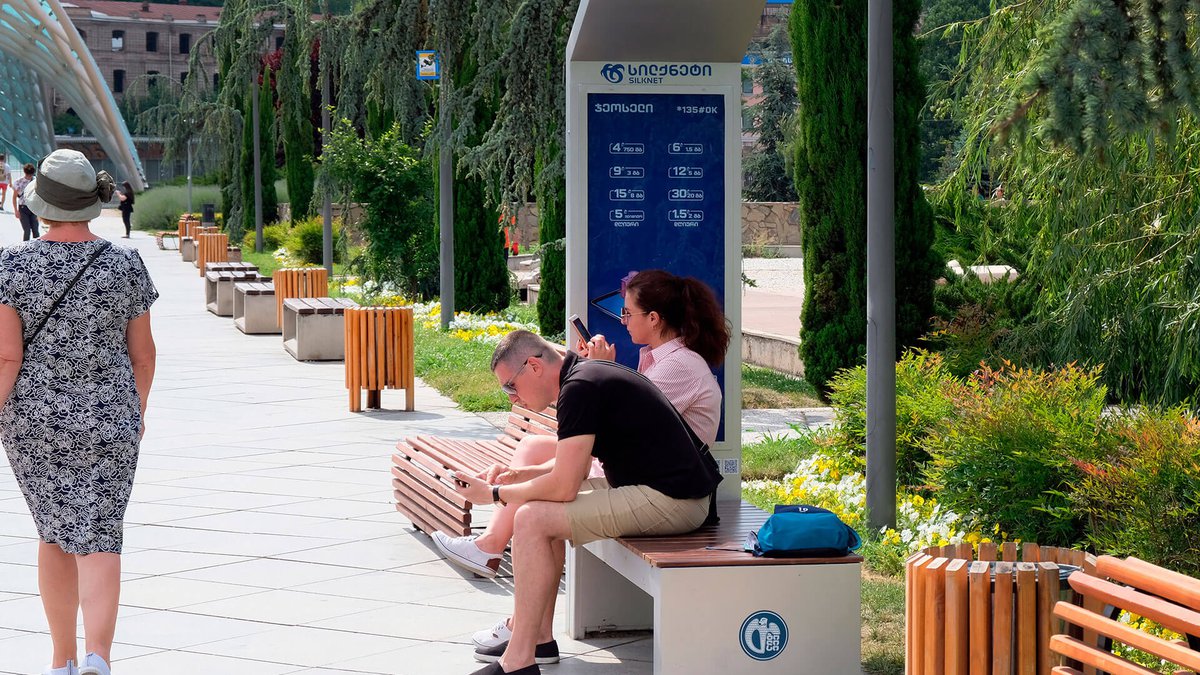 Лавочки с wi-fi в Тбилиси