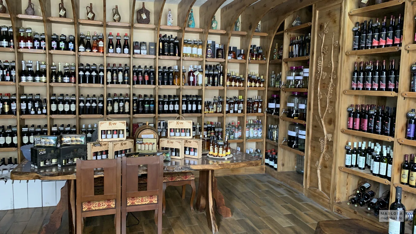 Полки с бутылками вина в магазине Винный Мир