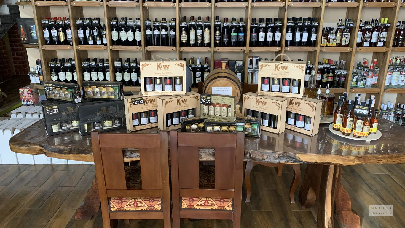 Стойки в бутылками вина в Shop Wine World