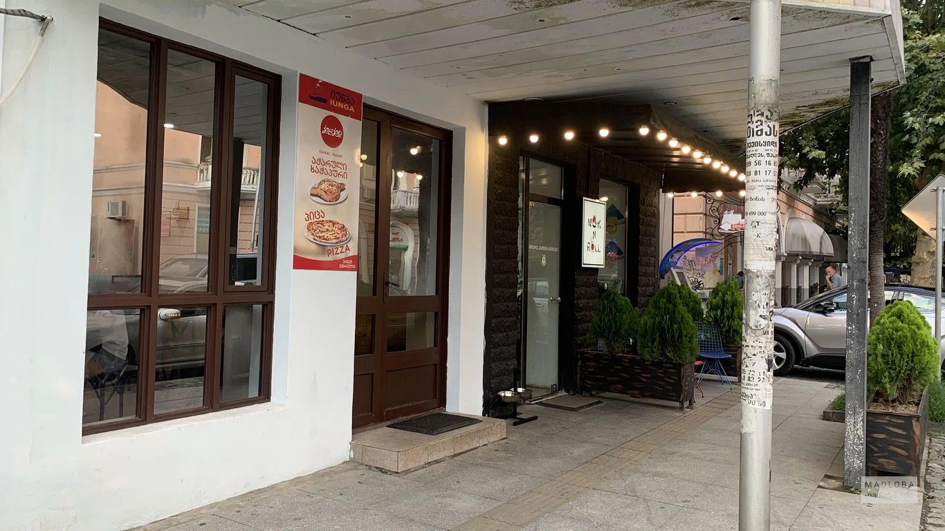 Вход в ресторан Asian cuisine