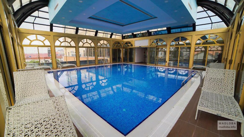 Бассейн в отеле Wyndham Batumi