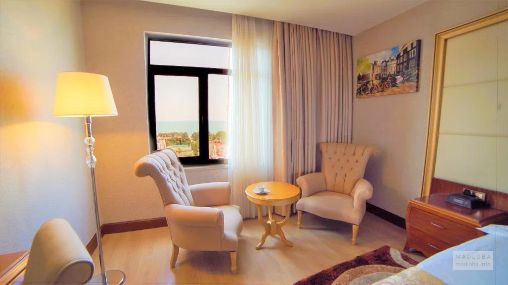 Кофейный уголок в номере Wyndham Batumi