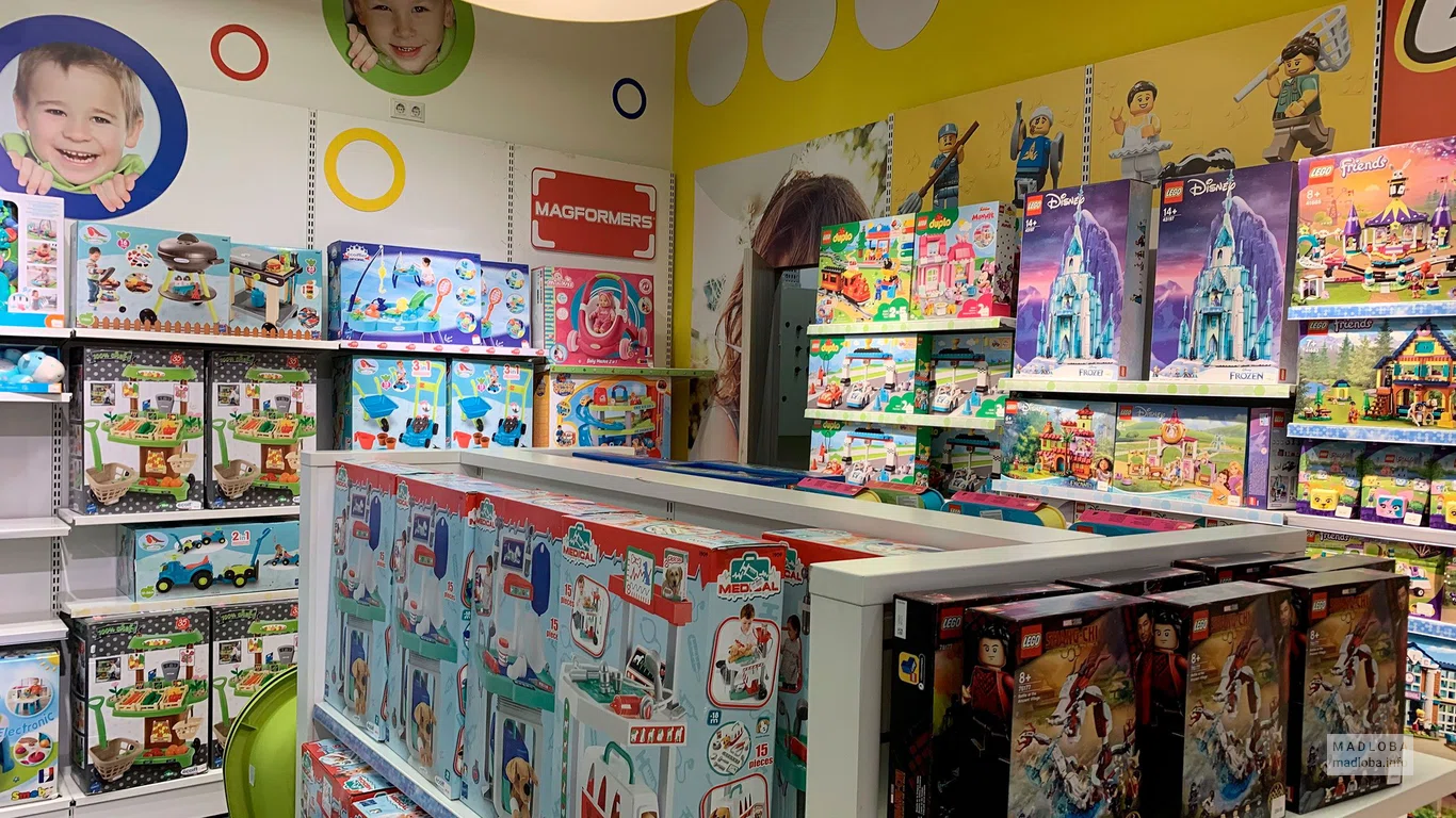 Игрушечные наборы на полках магазина XS TOYS